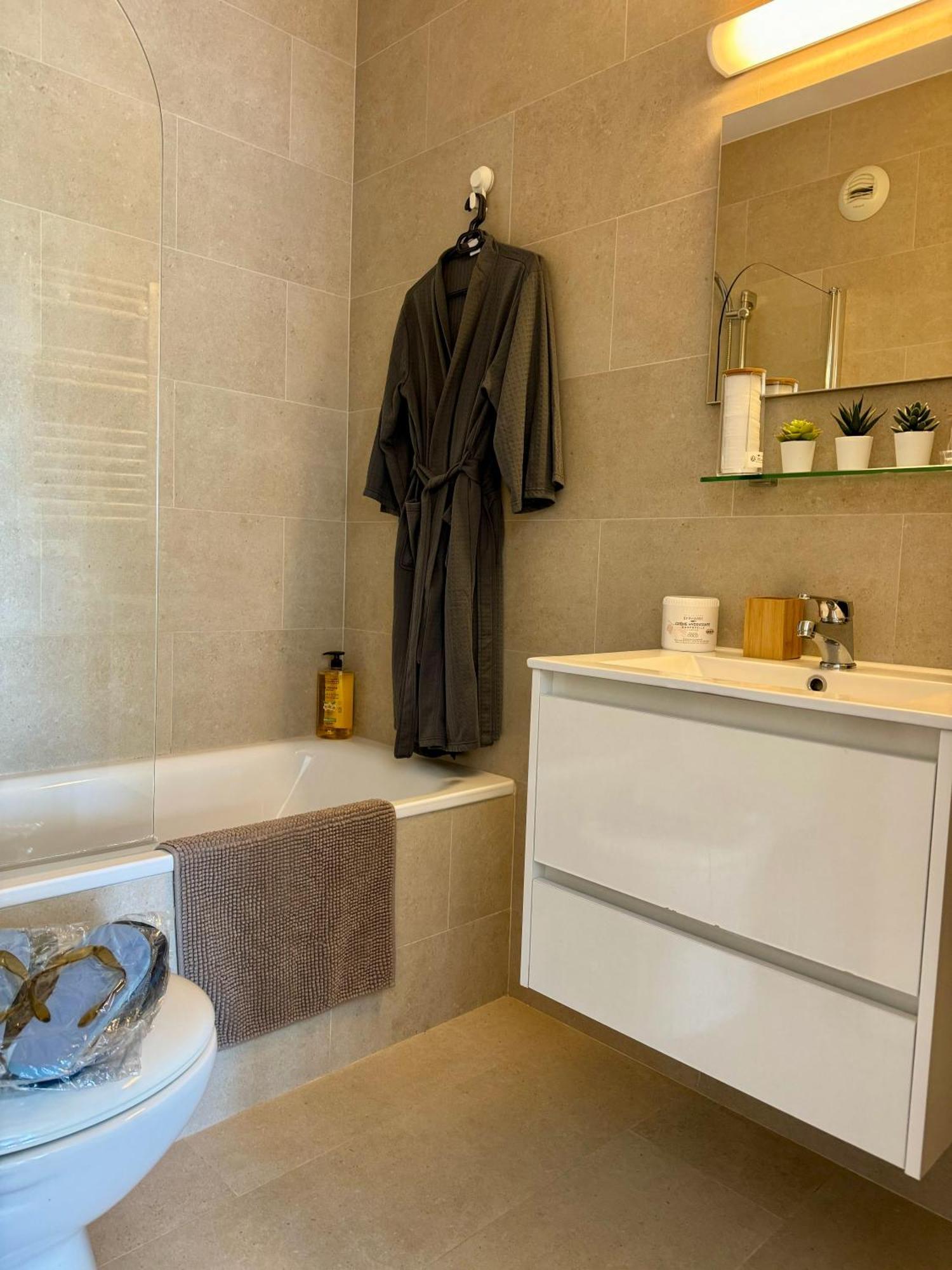 My Resid Appart Cannes Marina Vue Piscine Манделю-ла-Напул Екстериор снимка